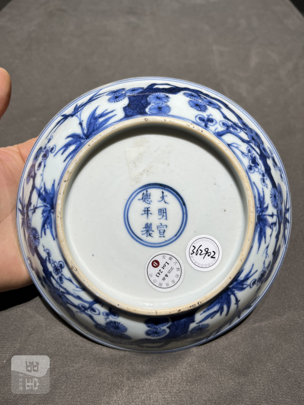 "大明宣德年制"款青花岁寒三友纹盘 - 图3